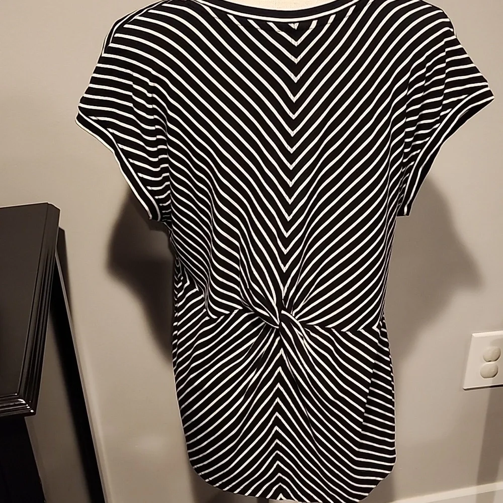 Chico's Black/White Striped Short Sleeve V-neck Top Size L PTP 21 In. L 26 In. - Picture 4 of 7